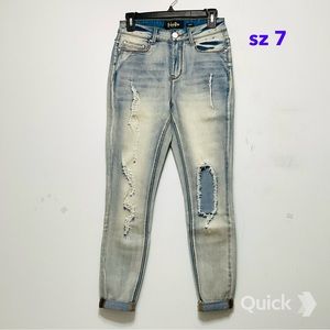 sz 7 - NWT Indigo Rein Distressed Curvy Jeans